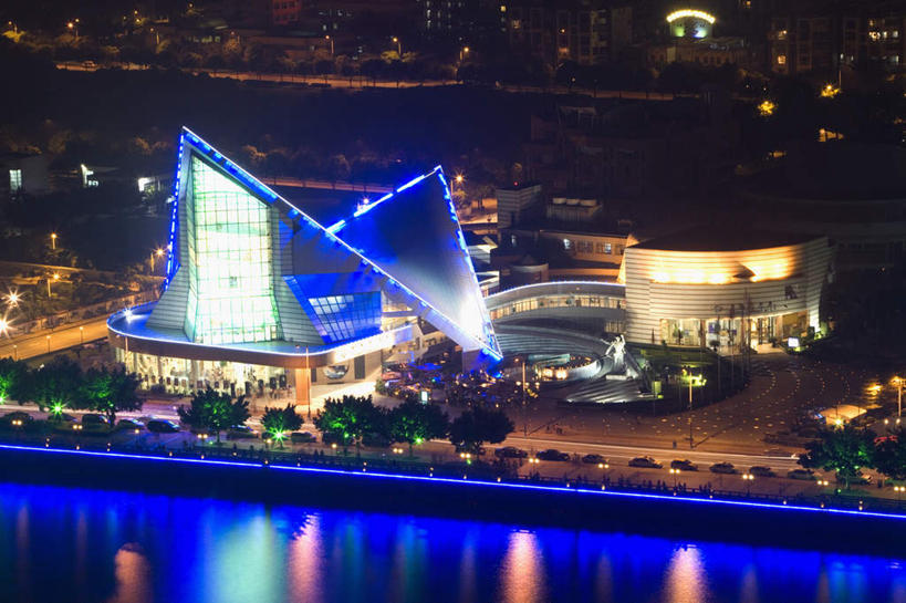 无人,音乐厅,高楼大厦,横图,俯视,彩色,室外,夜晚,度假,河流,美景,水,植物,城市风光,标志建筑,城市,大厦,地标,建筑,摩天大楼,霓虹灯,夜景,广州,中国,亚洲,阴影,光线,影子,河水,景观,水流,建筑群,灯光,七彩,娱乐,光源,建设,霓虹,灯,树,树木,绿色,自然,享受,休闲,景色,放松,生长,成长,照明设备,东亚,广东,广东省,星海音乐厅,中华人民共和国,华南地区,省会,氖灯,广州市,粤,二沙岛,二沙头,彩图,高角度拍摄,大楼,高层建筑,高楼,摩天楼,演奏厅