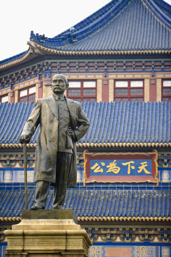 东方人,一个人,无人,家,站,竖图,室外,白天,仰视,民族服装,旅游,度假,名胜古迹,标志建筑,地标,建筑,雕塑,中国,亚洲,仅一个男性,仅一个人,仅一个中年男性,握,遗迹,艺术,装饰,标志,雕刻,雕像,工具,牌匾,文字,字符,房屋,屋子,拿,拿着,注视,黄种人,古迹,文化,文物,娱乐,标识,建设,手叉腰,古建筑,楼房,住宅,工艺品,叉腰,观察,看,站着,享受,休闲,器械,汉字,旅游胜地,放松,握着,拐杖,观看,纪念,美术,察看,国民党,纪念堂,关注,中文,主题,医疗器械,陈列,古文明,东亚,广东,广东省,辛亥革命,孙中山,中华人民共和国,华南地区,功能,美学,粤,国文,华文,辅助设备,前臂拐,中山,中山市,政治家,革命家,历史人物,三民主义,孙文,孙逸仙,中山樵,男人,男性,中年男性,亚洲人,站立,彩图,低角度拍摄,全身,传统服装,民俗服,房子,铜雕,孙中山纪念堂