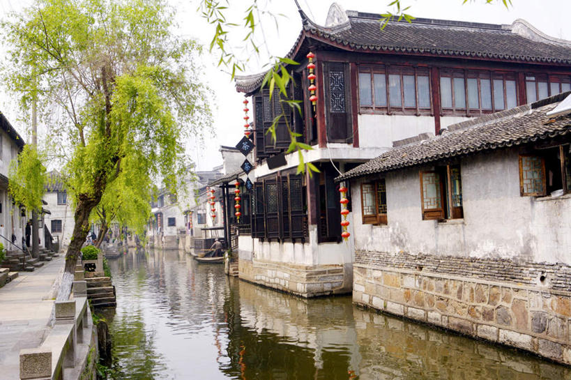 无人,家,横图,室外,白天,正面,旅游,度假,河流,名胜古迹,水,植物,标志建筑,地标,建筑,柳树,照明,中国,亚洲,吊挂,悬挂,遗迹,灯笼,纸灯笼,房屋,屋子,河水,水流,建筑群,挂,古迹,文物,娱乐,建设,古建筑,浙江,楼房,垂柳,住宅,树,树木,古镇,浙江省,绿色,自然,灯具,享受,休闲,旅游胜地,放松,生长,成长,照亮,照明设备,古文明,东亚,西塘,中华人民共和国,华东地区,浙,嘉兴,嘉兴市,倒挂柳,西塘古镇,西塘镇,垂枝柳,彩图,房子