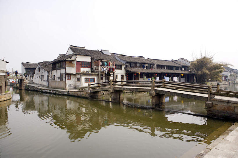 无人,家,横图,室外,白天,正面,旅游,度假,河流,石头,名胜古迹,水,植物,标志建筑,地标,建筑,中国,亚洲,阴影,遗迹,光线,石子,影子,房屋,屋子,河水,水流,建筑群,桥,古迹,文物,娱乐,建设,古建筑,石桥,浙江,楼房,拱桥,住宅,栈桥,树,树木,古镇,浙江省,蓝色,绿色,蓝天,天空,阳光,自然,天,享受,休闲,旅游胜地,放松,拱形,生长,晴朗,成长,人行桥,石拱桥,古文明,东亚,西塘,万里无云,中华人民共和国,华东地区,浙,嘉兴,嘉兴市,西塘古镇,西塘镇,石块,晴空,晴空万里,彩图,房子