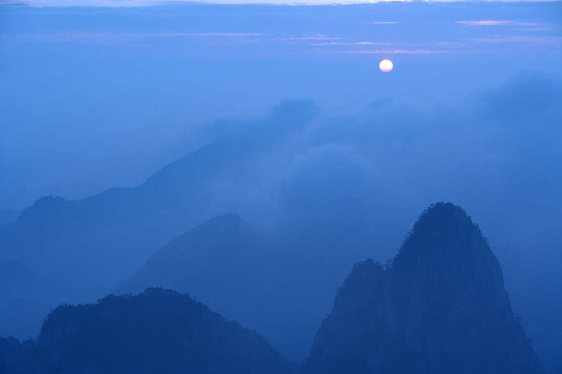 无人,横图,俯视,室外,白天,旅游,度假,日出,黄山,美景,山,山脉,太阳,雾,中国,亚洲,阴影,朦胧,模糊,光线,纹路,纹理,影子,景观,山峰,朝霞,晨曦,黎明,山峦,娱乐,阳光,自然,群山,享受,休闲,景色,放松,迷雾,自然风光,东亚,安徽,安徽省,黄山市,肌理,中华人民共和国,华东地区,皖,黟山,朝阳,大雾,彩图,高角度拍摄,破晓,世界地质公园,天下第一奇山