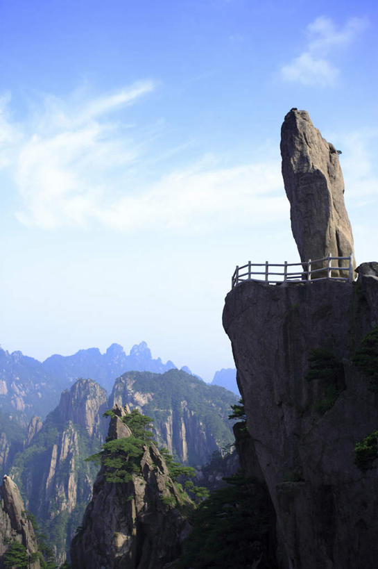 无人,竖图,室外,白天,仰视,旅游,度假,黄山,石头,美景,山,山脉,植物,中国,亚洲,阴影,光线,纹路,石子,纹理,影子,景观,山峰,云,云朵,山峦,云彩,娱乐,树,树木,蓝色,绿色,白云,蓝天,天空,阳光,自然,奇石,群山,天,享受,休闲,景色,放松,生长,晴朗,成长,自然风光,东亚,安徽,安徽省,黄山市,肌理,中华人民共和国,华东地区,皖,黟山,石块,岩石,晴空,彩图,低角度拍摄,飞来石,世界地质公园,天下第一奇山