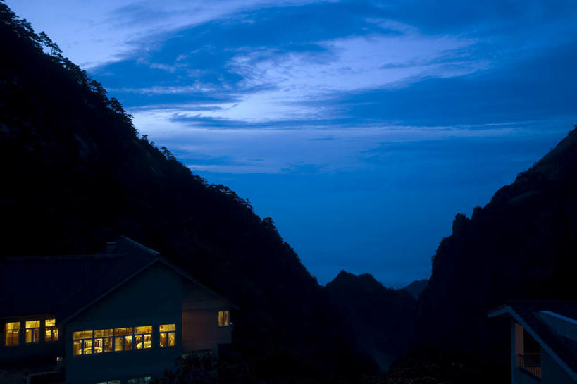 无人,家,横图,室外,夜晚,正面,旅游,度假,黄山,美景,山,山脉,树林,植物,中国,亚洲,阴影,光线,影子,房屋,屋子,景观,山峰,云,云朵,灯光,山峦,云彩,娱乐,楼房,住宅,树,树木,蓝色,绿色,白云,蓝天,天空,自然,群山,天,享受,休闲,景色,放松,生长,成长,自然风光,东亚,安徽,安徽省,黄山市,中华人民共和国,华东地区,皖,黟山,彩图,房子,世界地质公园,天下第一奇山