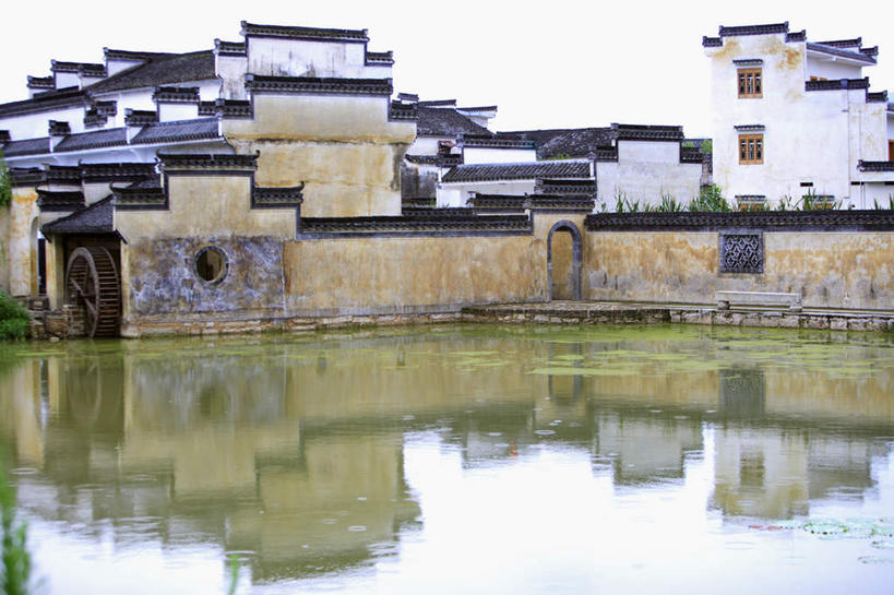 无人,家,横图,室外,白天,正面,旅游,度假,湖,湖泊,黄山,河流,名胜古迹,水,标志建筑,地标,建筑,中国,亚洲,遗迹,房屋,屋子,河水,湖面,水流,水面,建筑群,古迹,文物,娱乐,建设,古建筑,楼房,民居,住宅,湖水,享受,休闲,旅游胜地,放松,古文明,东亚,安徽,安徽省,黄山市,中华人民共和国,华东地区,皖,彩图,房子,呈坎村,呈坎镇,徽州区,徽派建筑,徽派民居