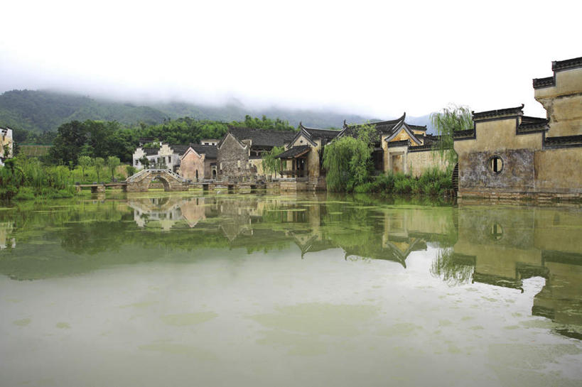 无人,家,横图,室外,白天,正面,旅游,度假,黄山,河流,名胜古迹,山,山脉,树林,水,植物,雾,标志建筑,地标,建筑,中国,亚洲,朦胧,模糊,遗迹,房屋,屋子,河水,山峰,水流,建筑群,山峦,古迹,文物,娱乐,建设,古建筑,楼房,民居,住宅,树,树木,绿色,自然,群山,享受,休闲,旅游胜地,放松,生长,成长,迷雾,古文明,东亚,安徽,安徽省,黄山市,中华人民共和国,华东地区,皖,大雾,彩图,房子,呈坎村,呈坎镇,徽州区,徽派建筑,徽派民居