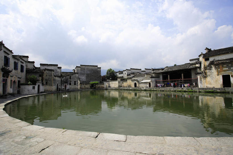 无人,家,横图,室外,白天,正面,旅游,度假,黄山,名胜古迹,标志建筑,地标,建筑,宏村,中国,亚洲,阴影,遗迹,光线,影子,房屋,屋子,池塘,水池,云,云朵,建筑群,云彩,古迹,文物,娱乐,建设,古建筑,楼房,民居,住宅,蓝色,白云,蓝天,天空,阳光,天,享受,休闲,旅游胜地,放松,晴朗,古文明,东亚,安徽,安徽省,黄山市,黟县,中华人民共和国,华东地区,皖,晴空,彩图,房子,徽派建筑,徽派民居