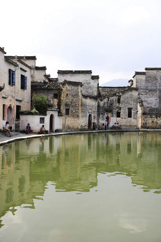 无人,家,竖图,室外,白天,正面,旅游,度假,黄山,名胜古迹,标志建筑,地标,建筑,宏村,中国,亚洲,阴影,遗迹,光线,影子,房屋,屋子,池塘,水池,云,云朵,建筑群,云彩,古迹,文物,娱乐,建设,古建筑,楼房,民居,住宅,蓝色,白云,蓝天,天空,阳光,天,享受,休闲,旅游胜地,放松,晴朗,古文明,东亚,安徽,安徽省,黄山市,黟县,中华人民共和国,华东地区,皖,晴空,彩图,房子,徽派建筑,徽派民居