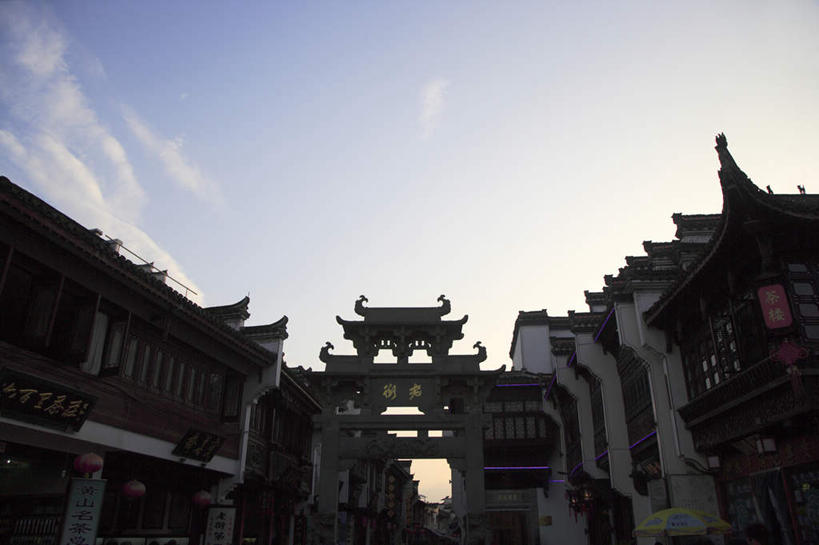 无人,家,横图,室外,白天,仰视,旅游,度假,黄山,名胜古迹,标志建筑,地标,建筑,中国,亚洲,阴影,遗迹,光线,影子,房屋,屋子,云,云朵,建筑群,牌坊,牌楼,背光,云彩,古迹,文化,文物,娱乐,建设,古建筑,楼房,民居,住宅,蓝色,白云,蓝天,天空,阳光,天,享受,休闲,旅游胜地,放松,晴朗,纪念,祭祀,表彰,荣誉,逆光,古文明,东亚,安徽,安徽省,黄山市,中华人民共和国,华东地区,荣耀,皖,屯溪,屯溪区,晴空,彩图,低角度拍摄,房子,徽派建筑,徽派民居,传统文化