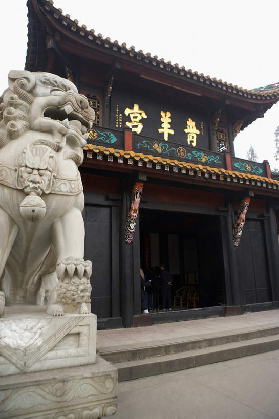 无人,寺庙,竖图,室外,白天,仰视,旅游,度假,名胜古迹,标志建筑,地标,建筑,哺乳动物,野生动物,狮子,雕塑,中国,亚洲,辟邪,遗迹,艺术,装饰,标志,雕刻,雕像,牌匾,文字,字符,古迹,文化,文物,娱乐,标识,建设,古建筑,石雕,动物,工艺品,庙宇,石狮,祈祷,享受,休闲,健康,汉字,旅游胜地,放松,许愿,四川省,纪念,祈求,美术,中文,主题,凶猛,陈列,古文明,东亚,四川,成都,成都市,中华人民共和国,省会,西南地区,功能,美学,驱邪,祛邪,避邪,国文,华文,道观,川,守护神,青羊宫,青羊区,残暴,平安,凶残,彩图,低角度拍摄,庙,寺