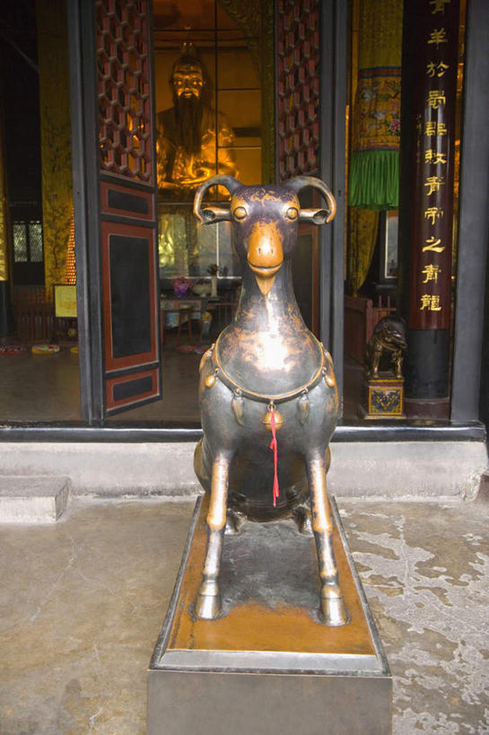无人,寺庙,竖图,室外,白天,正面,旅游,度假,名胜古迹,标志建筑,地标,建筑,羊,雕塑,中国,亚洲,节日,遗迹,艺术,装饰,标志,雕刻,牌匾,文字,字符,燃烧,古迹,文化,文物,娱乐,标识,建设,古建筑,一只,动物,香火,工艺品,庙宇,祈祷,享受,休闲,健康,汉字,旅游胜地,家畜,放松,许愿,宗教,牲畜,信仰,四川省,纪念,祈求,美术,中文,主题,陈列,古文明,东亚,四川,成都,成都市,中华人民共和国,省会,西南地区,功能,美学,国文,华文,道观,川,青羊宫,青羊区,平安,绵羊,彩图,庙,寺,铜雕