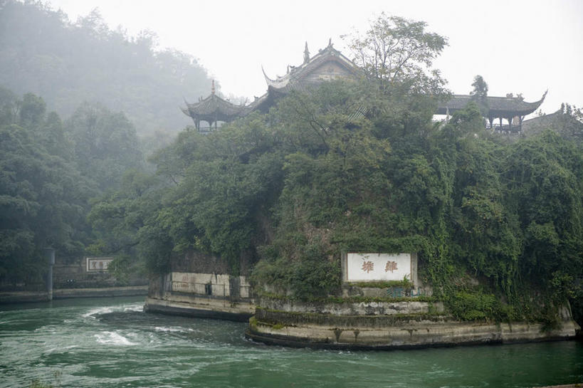 无人,横图,室外,白天,正面,旅游,度假,河流,美景,山,山脉,树林,水,植物,雕塑,都江堰,中国,亚洲,艺术,装饰,雕刻,雕像,河水,景观,山峰,水流,山峦,娱乐,石雕,石刻,树,树木,绿色,自然,石碑,工艺品,群山,享受,休闲,景色,放松,四川省,生长,成长,纪念,美术,自然风光,主题,陈列,东亚,四川,中华人民共和国,省会,西南地区,功能,美学,川,都江堰市,彩图