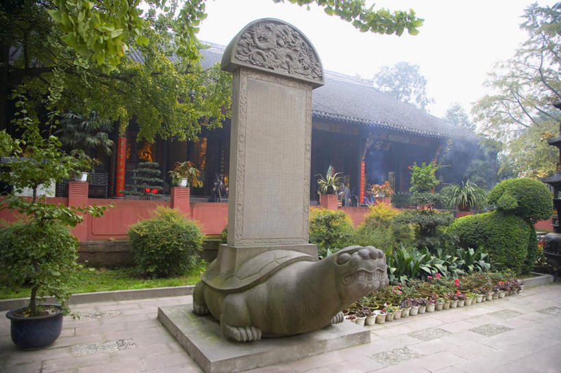 无人,寺庙,横图,室外,白天,仰视,旅游,度假,名胜古迹,植物,标志建筑,地标,建筑,龟,雕塑,中国,亚洲,节日,遗迹,艺术,装饰,雕刻,雕像,燃烧,古迹,文化,文物,娱乐,建设,古建筑,石雕,海洋生物,树,树木,一只,绿色,自然,香火,工艺品,庙宇,祈祷,享受,休闲,健康,旅游胜地,放松,许愿,宗教,信仰,四川省,生长,成长,纪念,祈求,美术,水生动物,主题,坚定,水生物,陈列,古文明,东亚,海底动物,四川,成都,成都市,中华人民共和国,省会,西南地区,功能,美学,长寿,道观,川,青羊宫,青羊区,平安,海龟,彩图,低角度拍摄,庙,寺