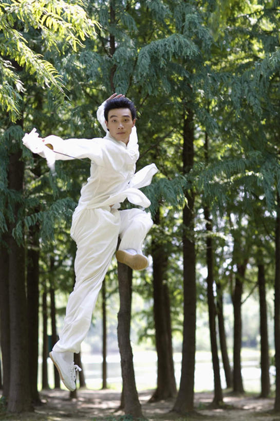 东方人,一个人,跳,举,竖图,室外,白天,正面,锻炼,运动,武术,树林,植物,亚洲,仅一个男性,仅一个人,服装,半空,注视,黄种人,树,树木,仅一个年轻男性,衣服,绿色,白色,自然,观察,看,托,服饰,生长,成长,观看,察看,衣着,穿着,关注,武打,武功,衣饰,体育,男人,男性,年轻男性,亚洲人,举起,举手,举着,跳跃,向上举,向上伸,向上托,彩图,全身,健身,武学,练功服