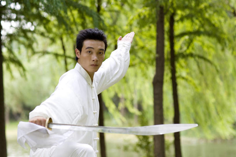 东方人,一个人,站,伸展双臂,横图,室外,白天,侧面,锻炼,运动,竞争,武术,树林,植物,亚洲,仅一个男性,仅一个人,对抗,握,服装,朦胧,模糊,冲突,拿,拿着,注视,黄种人,破坏,树,树木,仅一个年轻男性,衣服,绿色,白色,自然,观察,看,站着,武器,战争,握着,服饰,生长,成长,观看,损坏,察看,攻击,威胁,衣着,穿着,对立,关注,矛盾,兵器,砍刀,防御,武打,武功,敌对,挫败,斗争,抗拒,抗衡,杀伤,威慑,衣饰,背刀,长刀,挎刀,体育,危险,男人,男性,年轻男性,亚洲人,敞开双臂,伸开双臂,展开双肩,站立,张开手臂,张开双臂,半身,彩图,健身,武学,练功服