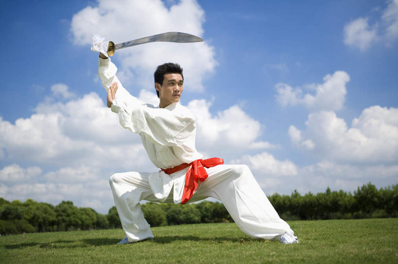 东方人,一个人,站,蹲,举,横图,室外,白天,仰视,锻炼,运动,竞争,武术,草地,草坪,树林,植物,亚洲,仅一个男性,仅一个人,对抗,握,阴影,服装,冲突,光线,影子,云,云朵,拿,云彩,拿着,注视,黄种人,破坏,草,树,树木,仅一个年轻男性,衣服,蓝色,绿色,白色,白云,蓝天,天空,阳光,自然,天,观察,看,托,站着,武器,战争,握着,服饰,生长,晴朗,成长,观看,张开双腿,损坏,察看,攻击,威胁,衣着,穿着,对立,关注,矛盾,兵器,砍刀,防御,武打,武功,敌对,挫败,斗争,抗拒,抗衡,杀伤,威慑,衣饰,展开双腿,背刀,长刀,挎刀,体育,危险,男人,男性,年轻男性,亚洲人,晴空,蹲着,举起,举手,举着,向上举,向上伸,向上托,站立,彩图,低角度拍摄,全身,健身,武学,伸展双腿,练功服