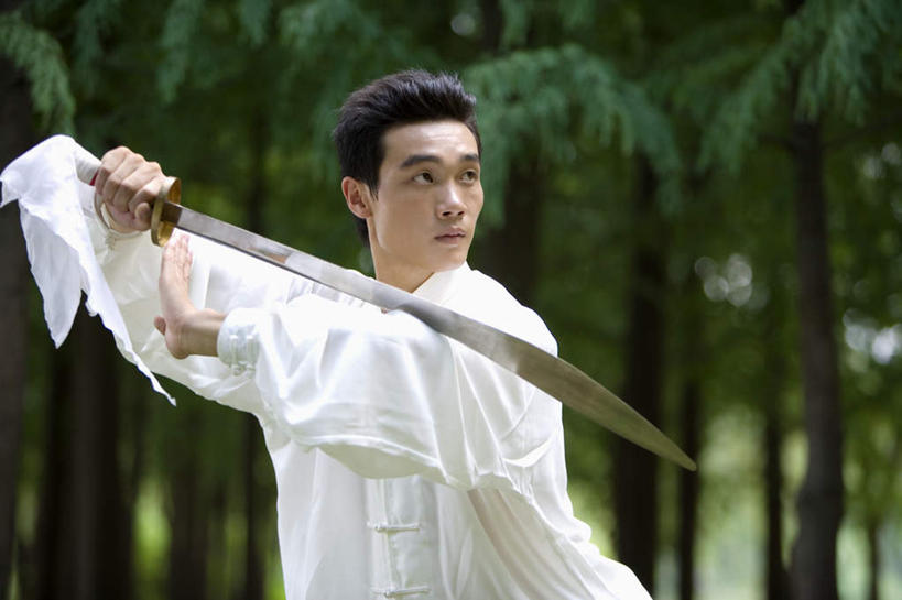 东方人,一个人,站,举,横图,室外,白天,正面,锻炼,运动,竞争,武术,树林,植物,亚洲,仅一个男性,仅一个人,对抗,服装,朦胧,模糊,冲突,注视,黄种人,破坏,树,树木,仅一个年轻男性,衣服,绿色,白色,自然,观察,看,托,站着,武器,战争,服饰,生长,成长,观看,损坏,察看,攻击,威胁,衣着,穿着,对立,关注,矛盾,兵器,砍刀,防御,武打,武功,敌对,挫败,斗争,抗拒,抗衡,杀伤,威慑,衣饰,背刀,长刀,挎刀,体育,危险,男人,男性,年轻男性,亚洲人,举起,举手,举着,向上举,向上伸,向上托,站立,半身,彩图,健身,武学,练功服