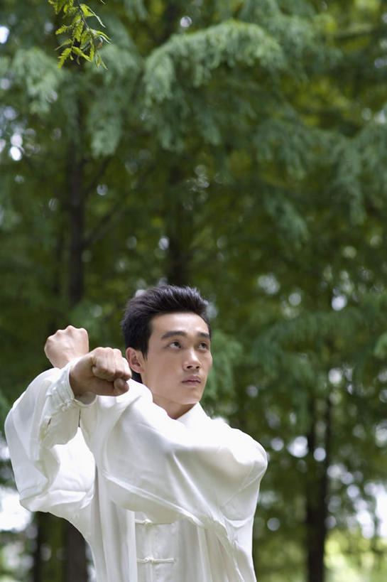 东方人,一个人,站,交叉,竖图,室外,白天,正面,锻炼,运动,武术,树林,植物,亚洲,仅一个男性,仅一个人,握,服装,朦胧,模糊,注视,黄种人,树,树木,仅一个年轻男性,衣服,绿色,白色,自然,观察,看,握拳,站着,握着,服饰,生长,成长,观看,察看,衣着,穿着,关注,武打,武功,相交,交集,衣饰,体育,男人,男性,年轻男性,亚洲人,站立,半身,彩图,健身,武学,练功服