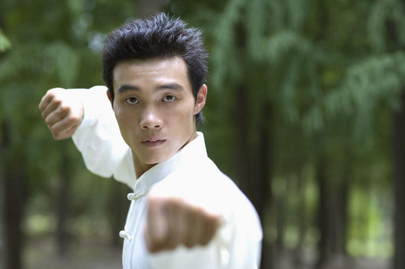 东方人,一个人,站,举,横图,室外,白天,正面,锻炼,运动,武术,树林,植物,亚洲,仅一个男性,仅一个人,握,服装,朦胧,模糊,注视,黄种人,树,树木,仅一个年轻男性,衣服,绿色,白色,自然,观察,看,托,握拳,站着,握着,服饰,生长,成长,观看,察看,衣着,穿着,关注,武打,武功,衣饰,体育,男人,男性,年轻男性,亚洲人,举起,举手,举着,向上举,向上伸,向上托,站立,半身,彩图,健身,武学,练功服