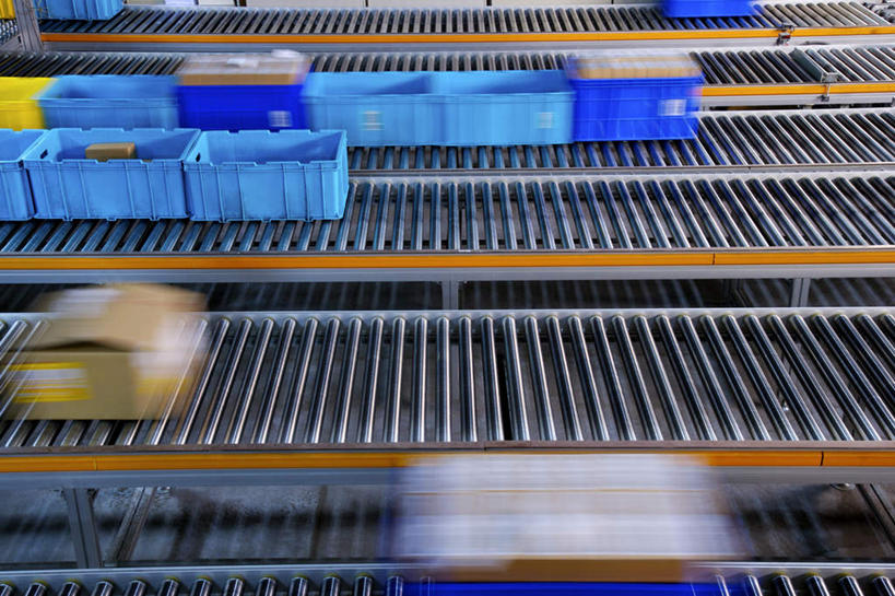 无人,工厂,横图,俯视,室内,白天,阴影,朦胧,模糊,反射,包装,影子,纸箱,塑料,集装箱,货柜,盒子,容器,塑料制品,箱子,运输,储藏,储存,纸板箱,物流,包装箱,彩图,高角度拍摄,工地,制造厂,贮存