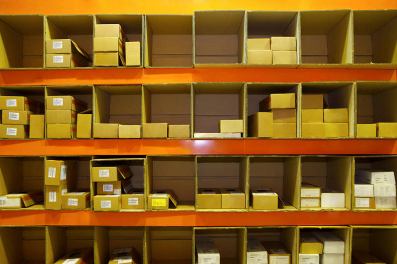 无人,工厂,横图,室内,白天,正面,静物,一排,许多,整齐,包装,纸箱,货架,架子,排列,容器,箱子,堆,队列,纸板箱,陈列架,包装箱,超市货架,彩图,工地,制造厂