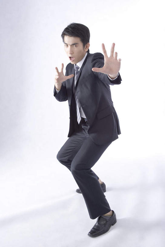 东方人,一个人,商务人士,商务男性,站,竖图,室内,白天,白色背景,正面,衬衫,亚洲,仅一个男性,仅一个人,阴影,套装,反射,影子,领带,注视,黄种人,仅一个年轻男性,观察,看,手势,站着,摄影,影棚,观看,察看,象征,庄重,食指,关注,商务装,身份,工薪阶层,正式,地位,男人,男性,年轻男性,亚洲人,大拇指,白领,上班族,站立,彩图,全身,影棚拍摄,衬衣,拍摄