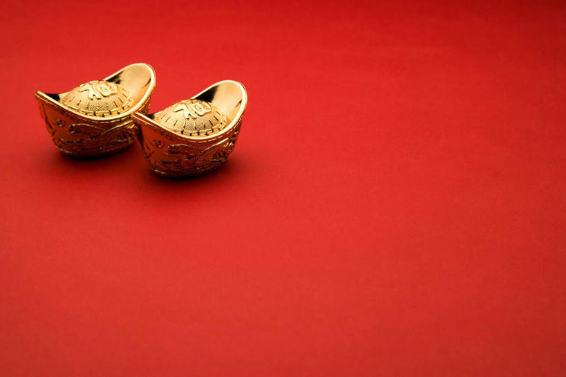 无人,横图,俯视,室内,特写,白天,钱,静物,春节,阴影,红色背景,节日,庆祝,反射,钱币,影子,文化,两个,庆典,金融,摄影,金元宝,影棚,经济,纪念,流通,贸易,货币,金币,彩图,高角度拍摄,影棚拍摄,拍摄,元宝