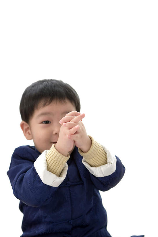 东方人,儿童,一个人,站,竖图,室内,白天,白色背景,正面,民族服装,纯洁,春节,亚洲,仅一个男性,仅一个人,握,阴影,节日,庆祝,反射,影子,注视,黄种人,文化,小孩,观察,看,站着,仅一个小孩,庆典,可爱,童年,童趣,握着,摄影,影棚,观看,纪念,察看,关注,童真,烂漫,无邪,天真,男孩,男人,男性,亚洲人,孩子,站立,半身,彩图,影棚拍摄,传统服装,民俗服,拍摄,拜年,贺年,唐装,男生