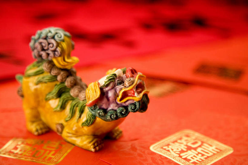 无人,横图,俯视,室内,特写,白天,哺乳动物,野生动物,狮子,静物,雕塑,春节,许多,阴影,风俗,节日,朦胧,模糊,庆祝,艺术,装饰,民俗,反射,标志,雕刻,雕像,文字,影子,字符,文化,标识,动物,工艺品,庆典,汉字,恭喜,红包,纪念,美术,中文,祝贺,主题,凶猛,陈列,祝愿,功能,美学,国文,华文,民风,习气,习惯,红封包,残暴,凶残,彩图,高角度拍摄