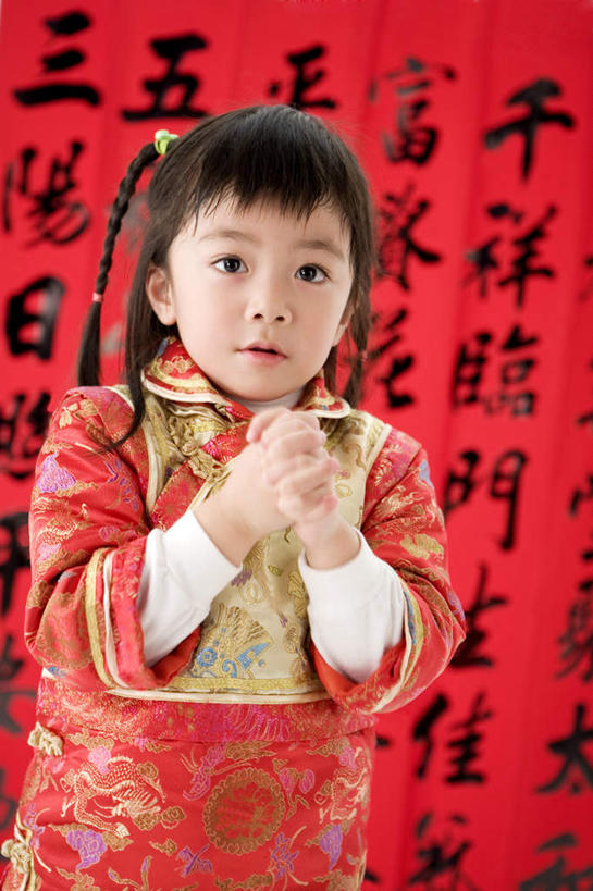 东方人,儿童,一个人,站,竖图,室内,白天,正面,民族服装,纯洁,春节,对联,亚洲,仅一个女性,仅一个人,一排,握,阴影,节日,朦胧,模糊,庆祝,艺术,整齐,反射,标志,文字,影子,字符,手工艺品,注视,黄种人,文化,标识,排列,小孩,工艺品,观察,看,站着,仅一个小孩,庆典,汉字,可爱,童年,童趣,握着,观看,纪念,春联,察看,高雅,队列,关注,中国文化,中文,童真,烂漫,无邪,自信心,品位,国文,华文,天真,女孩,女人,女性,亚洲人,孩子,站立,半身,彩图,传统服装,民俗服,对子,楹联,拜年,贺年,唐装,女生