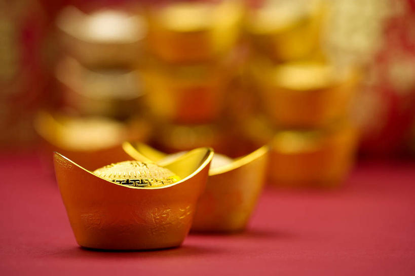 无人,横图,室内,特写,白天,正面,钱,静物,春节,一堆,许多,阴影,堆叠,堆积,红色背景,节日,朦胧,模糊,庆祝,反射,钱币,影子,文化,庆典,金融,摄影,金元宝,影棚,经济,纪念,堆,流通,贸易,货币,金币,彩图,影棚拍摄,拍摄,元宝