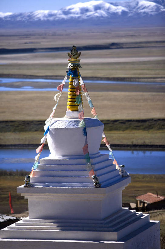 无人,竖图,室外,白天,正面,旅游,度假,美景,山,雪,雪山,植物,大雪,旗帜,中国,亚洲,一排,许多,阴影,节日,枯萎,整齐,光线,影子,冰,积雪,景观,山峰,雪景,冬季,冬天,塔,枯草,山峦,文化,娱乐,旗子,宝塔,经幡,草,排列,黄色,蓝色,蓝天,天空,阳光,自然,天,祈祷,享受,休闲,健康,景色,放松,寒冷,许愿,宗教,信仰,四川省,晴朗,纪念,祈求,冰冷,队列,自然风光,东亚,四川,阿坝,万里无云,风马旗,中华人民共和国,西南地区,严寒,阿坝藏族羌族自治州,阿坝州,川,冰凉,酷寒,凛冽,凛凛,极冷,旌旗,旗号,浮图,浮屠,平安,晴空,晴空万里,彩图,第一湾,黄河第一湾,九曲黄河第一湾,若尔盖县,唐克乡
