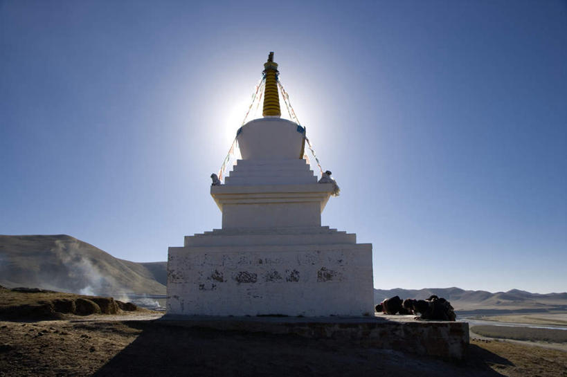 无人,横图,室外,白天,正面,旅游,度假,日出,美景,山,太阳,雪,雪山,植物,大雪,旗帜,中国,亚洲,一排,许多,阴影,节日,枯萎,整齐,光线,影子,冰,积雪,景观,山峰,雪景,冬季,冬天,塔,枯草,朝霞,晨曦,黎明,山峦,文化,娱乐,旗子,宝塔,经幡,草,排列,黄色,蓝色,蓝天,天空,阳光,自然,天,祈祷,享受,休闲,健康,景色,放松,寒冷,许愿,宗教,信仰,四川省,晴朗,纪念,祈求,冰冷,队列,自然风光,东亚,四川,阿坝,万里无云,风马旗,中华人民共和国,西南地区,严寒,阿坝藏族羌族自治州,阿坝州,川,冰凉,酷寒,凛冽,凛凛,极冷,旌旗,旗号,浮图,浮屠,平安,朝阳,晴空,晴空万里,彩图,破晓,第一湾,黄河第一湾,九曲黄河第一湾,若尔盖县,唐克乡