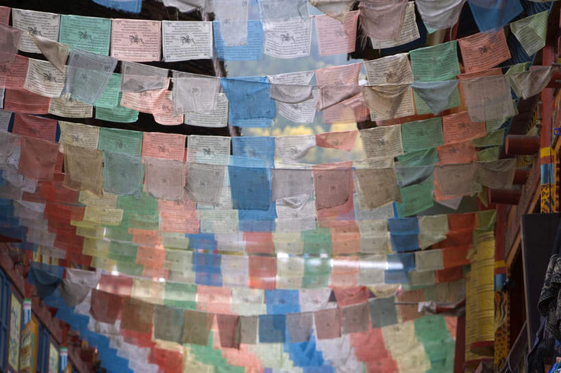 无人,横图,彩色,室外,特写,白天,仰视,旅游,度假,名胜古迹,标志建筑,地标,建筑,九寨沟,中国,亚洲,一排,许多,吊挂,悬挂,节日,遗迹,整齐,屋顶,挂,顶棚,古迹,文化,文物,娱乐,建设,古建筑,经幡,排列,天空,天,祈祷,享受,休闲,健康,旅游胜地,放松,许愿,宗教,信仰,四川省,纪念,祈求,队列,古文明,东亚,转经筒,四川,转经轮,阿坝,风马旗,中华人民共和国,西南地区,玛尼轮,阿坝藏族羌族自治州,阿坝州,川,九寨沟县,九寨沟风景名胜区,漳扎镇,平安,彩图,低角度拍摄,九寨沟风景区,四川九寨沟风景名胜区