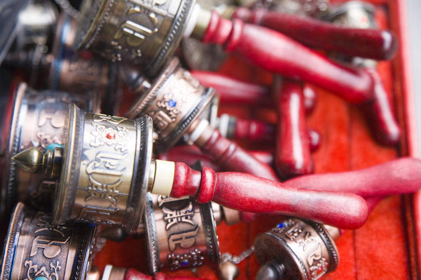 无人,横图,俯视,室内,特写,白天,桌子,静物,金属制品,一堆,许多,阴影,堆叠,堆积,节日,朦胧,模糊,装饰,反射,金属,影子,银色,文化,红色,祈祷,健康,许愿,宗教,信仰,纪念,堆,华丽,修饰,祈求,点缀,转经筒,转经轮,衬托,美观,雅致,雅观,玛尼轮,平安,彩图,高角度拍摄