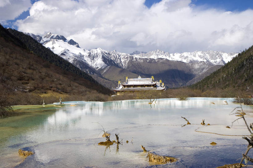 无人,公园,横图,室外,白天,正面,旅游,度假,美景,山,雪,雪山,大雪,建筑,中国,亚洲,阴影,光线,瓦片,影子,屋顶,冰,池塘,积雪,景观,山峰,水池,雪景,云,云朵,冬季,冬天,山峦,云彩,顶棚,瓦,娱乐,蓝色,白云,倒影,蓝天,天空,阳光,自然,天,享受,休闲,景色,放松,寒冷,建造,四川省,晴朗,冰冷,倒映,国家公园,自然风光,东亚,屋瓦,四川,中华人民共和国,西南地区,严寒,川,松潘县,冰凉,酷寒,凛冽,凛凛,极冷,反照,黄龙国家地质公园,松州,晴空,彩图