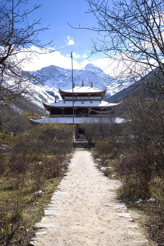 无人,公园,竖图,室外,白天,正面,旅游,度假,草地,草坪,美景,山,雪,雪山,植物,大雪,道路,建筑,路,中国,亚洲,阴影,光线,瓦片,影子,屋顶,冰,积雪,景观,山峰,雪景,云,云朵,冬季,冬天,小路,交通,山峦,云彩,顶棚,瓦,娱乐,草,树,树木,蓝色,绿色,白云,蓝天,天空,阳光,自然,天,享受,休闲,景色,放松,寒冷,建造,四川省,生长,晴朗,成长,冰冷,国家公园,自然风光,东亚,屋瓦,四川,中华人民共和国,西南地区,严寒,川,松潘县,冰凉,酷寒,凛冽,凛凛,极冷,黄龙国家地质公园,松州,晴空,彩图