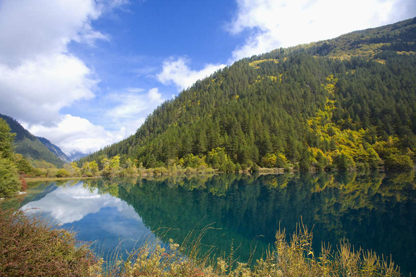 无人,横图,室外,白天,正面,旅游,度假,湖,湖泊,美景,水,九寨沟,中国,亚洲,阴影,波纹,光线,影子,湖面,景观,水流,水面,云,云朵,涟漪,云彩,娱乐,蓝色,白云,蓝天,水纹,天空,阳光,自然,波浪,湖水,天,享受,休闲,景色,放松,四川省,晴朗,自然风光,东亚,四川,阿坝,中华人民共和国,水晕,西南地区,阿坝藏族羌族自治州,阿坝州,川,九寨沟县,九寨沟风景名胜区,漳扎镇,晴空,彩图,树正沟,犀牛海,九寨沟风景区,四川九寨沟风景名胜区