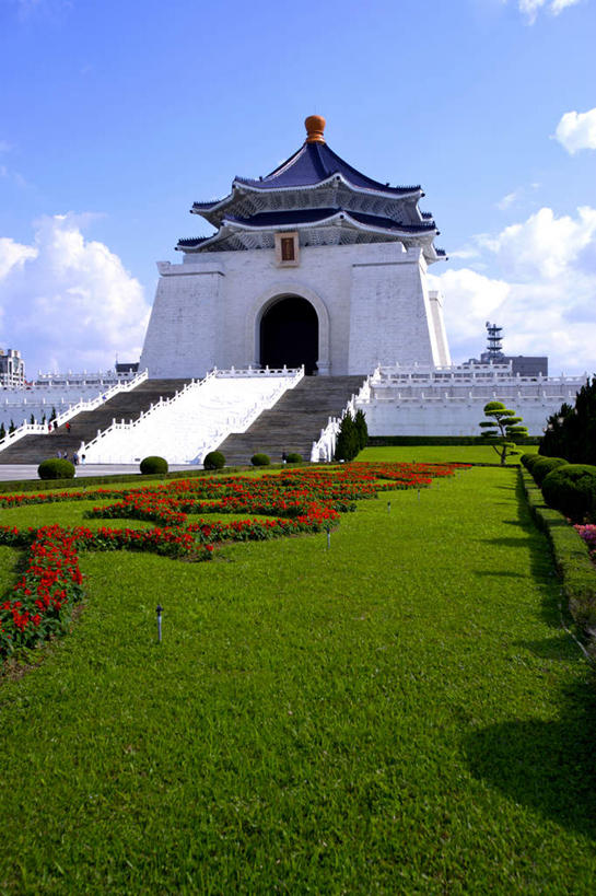 无人,竖图,室外,白天,仰视,旅游,度假,草地,草坪,花海,花圃,植物,楼梯,标志建筑,地标,建筑,叶子,台湾,中国,亚洲,阴影,盛开,光线,瓦片,影子,阶梯,屋顶,云,云朵,花蕾,云彩,顶棚,瓦,娱乐,建设,台阶,草,花,花瓣,花朵,花卉,鲜花,树,树木,蓝色,绿色,白云,蓝天,天空,阳光,自然,花丛,花束,花田,天,花苞,花蕊,享受,休闲,旅游胜地,放松,建造,生长,晴朗,成长,蒋介石纪念堂,中正纪念堂,东亚,屋瓦,台北,港澳台,中华人民共和国,省会,台北市,台湾省,蒋公纪念堂,中正区,晴空,彩图,低角度拍摄,台