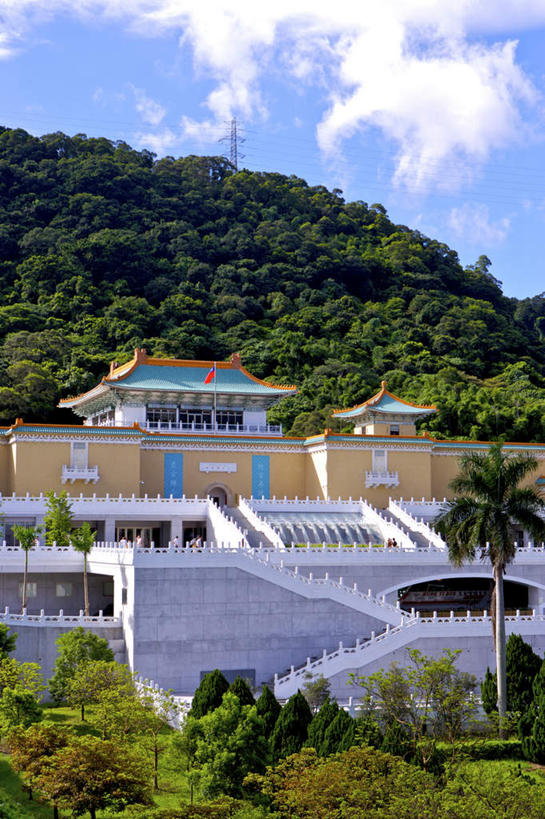 无人,博物馆,竖图,室外,白天,正面,旅游,度假,森林,山,山脉,树林,植物,标志建筑,地标,建筑,台湾,中国,亚洲,阴影,研究,光线,影子,山峰,云,云朵,山峦,教育,云彩,娱乐,建设,树,树木,蓝色,绿色,白云,蓝天,天空,阳光,自然,群山,天,享受,休闲,旅游胜地,放松,生长,晴朗,成长,展览,欣赏,陈列,东亚,台北,港澳台,中华人民共和国,省会,台北市,台湾省,典藏,士林,士林区,台北故宫博物院,外双溪,中山博物院,晴空,彩图,台