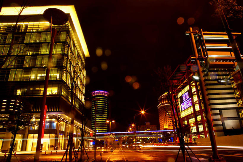 无人,高楼大厦,横图,室外,夜晚,仰视,度假,美景,植物,城市风光,城市,大厦,道路,建筑,路,路灯,摩天大楼,夜景,公路,照明,台湾,中国,亚洲,阴影,朦胧,模糊,光线,影子,景观,灯光,交通,娱乐,灯,树,树木,绿色,自然,享受,休闲,景色,放松,生长,成长,照亮,照明设备,东亚,台北,港澳台,中华人民共和国,省会,台北市,台湾省,信义区,马路,彩图,低角度拍摄,大楼,高层建筑,高楼,摩天楼,东区,台北东区,信义计划区,台