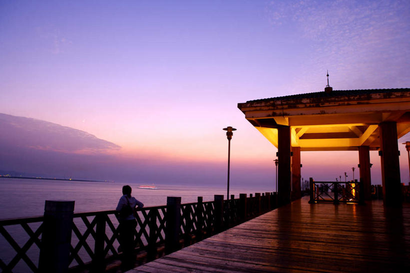 横图,室外,白天,正面,度假,海浪,海洋,美景,日落,城市风光,城市,路灯,照明,台湾,中国,亚洲,朦胧,模糊,木板,柱子,景观,浪花,晚霞,霞光,落日,桥,灯光,木桥,娱乐,栈桥,灯,海水,黄昏,享受,休闲,景色,彩霞,放松,人行桥,木板桥,照亮,照明设备,海景,东亚,台北县,港澳台,中华人民共和国,台湾省,夕照,新北,新北市,大海,风浪,海,海水的波动,近岸浪,涌浪,夕阳,半身,彩图,淡水区,淡水渔人码头,斜阳,台