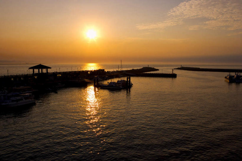 无人,横图,室外,白天,正面,旅游,度假,海浪,海洋,美景,日落,太阳,台湾,中国,亚洲,阴影,光线,影子,亭子,景观,浪花,水平线,晚霞,霞光,落日,辽阔,海平线,背光,娱乐,倒影,阳光,自然,海水,黄昏,享受,休闲,广阔,景色,彩霞,放松,一望无际,倒映,自然风光,逆光,海景,东亚,台北县,港澳台,中华人民共和国,台湾省,无边无际,一马平川,夕照,反照,新北,新北市,大海,风浪,海,海水的波动,近岸浪,涌浪,夕阳,彩图,淡水区,淡水渔人码头,水天相接,水天一线,斜阳,台