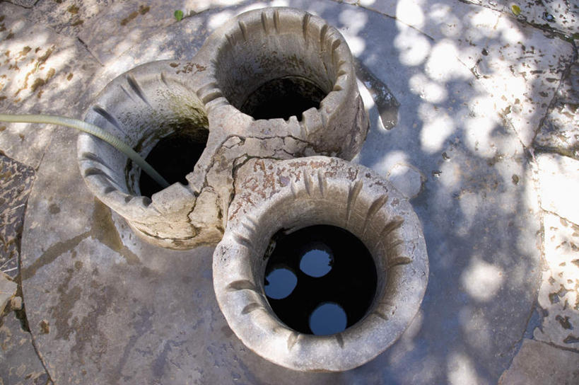 无人,横图,俯视,室外,特写,白天,度假,灌溉,美景,城市风光,城市,道路,路,中国,亚洲,阴影,光线,影子,水井,景观,小路,交通,生活,娱乐,云南,阳光,享受,休闲,景色,放松,储蓄,井,浇灌,储存,东亚,云南省,建水,建水县,中华人民共和国,西南地区,滇,红河,红河州,红河哈尼族彝族自治州,储备,蕴藏,贮备,彩图,高角度拍摄,贮存