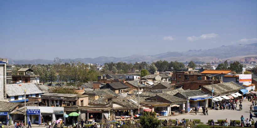 东方人,站,走,横图,室外,白天,正面,旅游,度假,名胜古迹,植物,标志建筑,地标,建筑,中国,亚洲,许多,行人,阴影,服装,遗迹,光线,瓦片,影子,屋顶,云,云朵,许多人,云彩,顶棚,瓦,注视,休闲装,黄种人,古迹,文物,娱乐,建设,古建筑,云南,路人,树,树木,排列,衣服,蓝色,绿色,白云,蓝天,天空,阳光,自然,天,观察,看,站着,一群人,享受,休闲,休闲服,旅游胜地,放松,建造,服饰,生长,晴朗,成长,观看,察看,关注,古文明,东亚,屋瓦,云南省,建水,建水县,中华人民共和国,西南地区,滇,红河,红河州,红河哈尼族彝族自治州,摆列,过客,男人,男性,女人,女性,中年男性,中年女性,亚洲人,晴空,步行,散步,站立,走路,半身,彩图,布列,分列