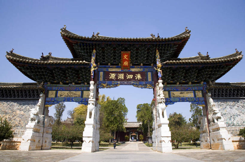 无人,寺庙,横图,室外,白天,仰视,旅游,度假,名胜古迹,植物,标志建筑,道路,地标,建筑,路,雕塑,中国,亚洲,阴影,节日,遗迹,艺术,装饰,光线,标志,雕刻,牌匾,瓦片,文字,影子,字符,屋顶,小路,交通,燃烧,顶棚,瓦,古迹,文化,文物,娱乐,标识,建设,古建筑,云南,树,树木,蓝色,绿色,蓝天,天空,阳光,自然,香火,工艺品,庙宇,天,祈祷,享受,休闲,健康,汉字,旅游胜地,放松,许愿,宗教,建造,信仰,生长,晴朗,成长,纪念,祈求,美术,中文,主题,陈列,古文明,东亚,屋瓦,云南省,建水,建水县,文庙,万里无云,中华人民共和国,西南地区,功能,美学,国文,华文,滇,红河,红河州,红河哈尼族彝族自治州,平安,晴空,晴空万里,彩图,低角度拍摄,庙,寺,建水文庙