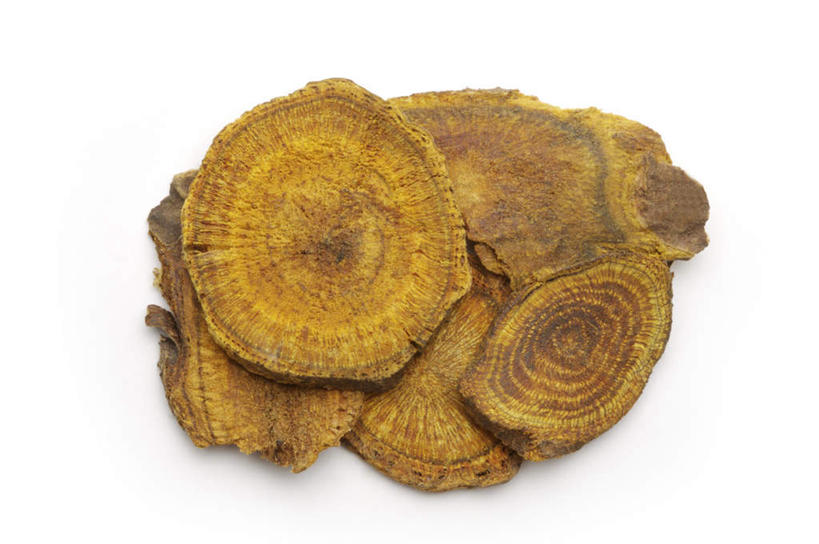 无人,横图,俯视,室内,特写,白天,白色背景,植物,一堆,许多,阴影,堆叠,堆积,反射,影子,草药,药草,中药,摄影,影棚,堆,药材,中草药,大黄,中药材,本草,川军,蜀大黄,熟大黄,彩图,高角度拍摄,影棚拍摄,拍摄