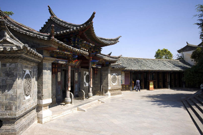 无人,横图,室外,白天,正面,旅游,度假,名胜古迹,植物,楼梯,标志建筑,道路,地标,建筑,路,公路,中国,亚洲,阴影,遗迹,光线,瓦片,影子,阶梯,屋顶,交通,顶棚,瓦,古迹,文物,娱乐,建设,古建筑,云南,台阶,树,树木,蓝色,绿色,蓝天,天空,阳光,自然,天,享受,休闲,旅游胜地,放松,建造,生长,晴朗,成长,古文明,东亚,屋瓦,云南省,建水,建水县,万里无云,中华人民共和国,西南地区,滇,红河,红河州,红河哈尼族彝族自治州,建水朱家花园,朱家花园,晴空,晴空万里,马路,彩图