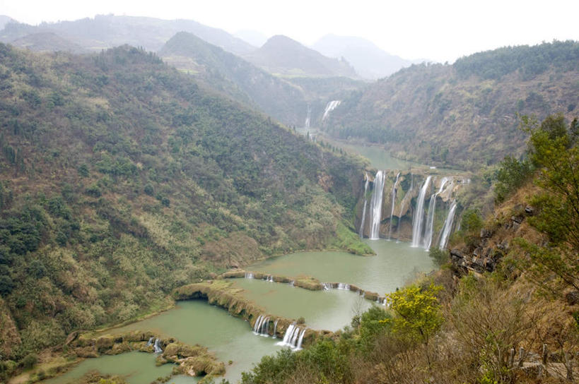 无人,横图,室外,白天,正面,旅游,度假,草地,草坪,河流,美景,瀑布,山,山脉,水,植物,中国,亚洲,飞溅,溅,液体,河水,景观,山峰,水滴,水流,山峦,娱乐,云南,水珠,草,树,树木,绿色,自然,群山,享受,休闲,景色,放松,生长,成长,喷洒,自然风光,东亚,罗平,云南省,九龙瀑布,曲靖市,曲靖,罗平县,中华人民共和国,西南地区,滇,跌水,彩图