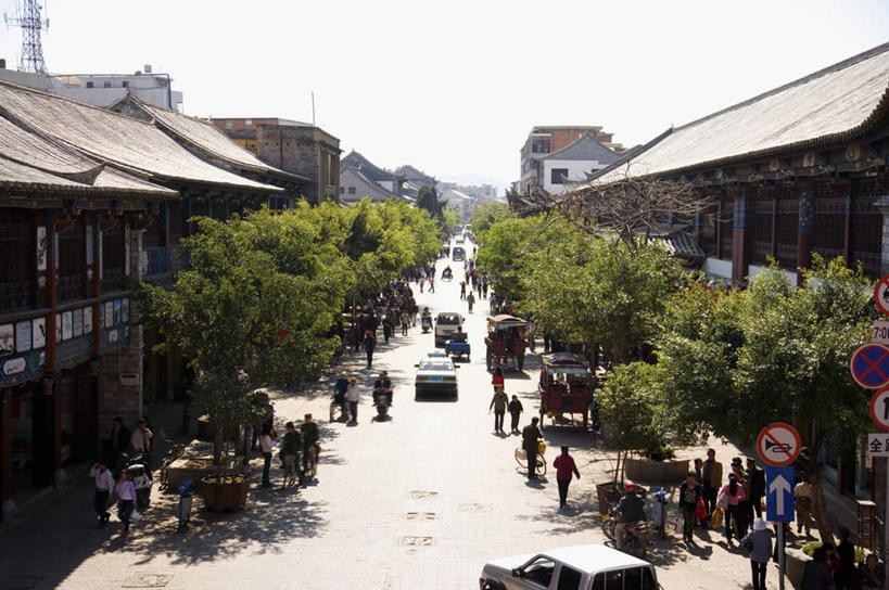 东方人,家,走,横图,室外,白天,正面,旅游,度假,名胜古迹,植物,标志建筑,道路,地标,建筑,路,中国,亚洲,行人,游客,游人,阴影,服装,遗迹,光线,瓦片,影子,房屋,屋顶,屋子,小路,交通,许多人,顶棚,瓦,黄种人,古迹,文物,娱乐,建设,古建筑,楼房,云南,路人,旅客,住宅,树,树木,衣服,蓝色,绿色,蓝天,天空,阳光,自然,天,一群人,享受,休闲,旅游胜地,放松,建造,服饰,生长,晴朗,成长,衣着,穿着,古文明,东亚,屋瓦,云南省,建水,建水县,万里无云,中华人民共和国,西南地区,滇,红河,红河州,红河哈尼族彝族自治州,衣饰,过客,男人,男性,年轻男性,年轻女性,女人,女性,亚洲人,晴空,晴空万里,步行,散步,走路,彩图,全身,房子