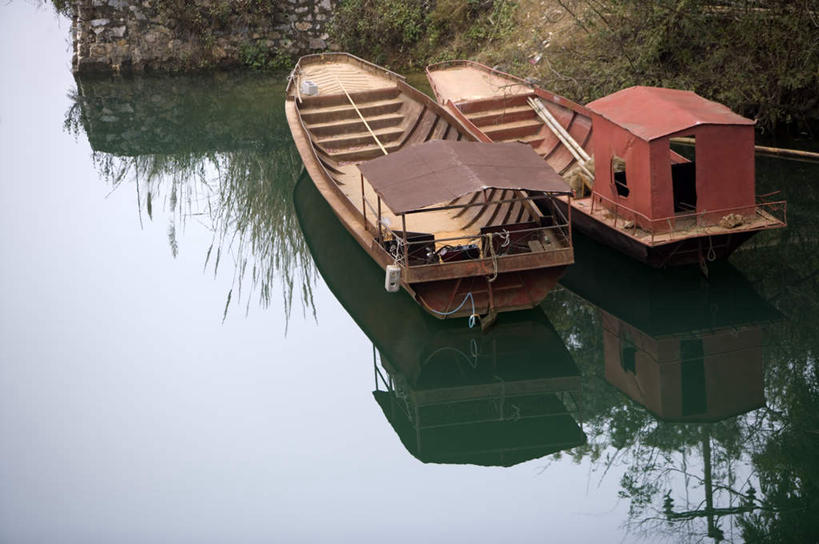 无人,横图,俯视,室外,白天,旅游,度假,河流,石头,美景,水,植物,船,中国,亚洲,停靠,波纹,石子,河水,景观,水流,木船,涟漪,两艘,娱乐,云南,树,树木,绿色,倒影,水纹,小溪,自然,交通工具,波浪,溪水,享受,休闲,景色,放松,生长,成长,倒映,舟,停泊,自然风光,载具,东亚,罗平,云南省,曲靖市,曲靖,罗平县,中华人民共和国,水晕,西南地区,滇,反照,石块,岩石,彩图,高角度拍摄,鲁布革,鲁布革布依族苗族乡